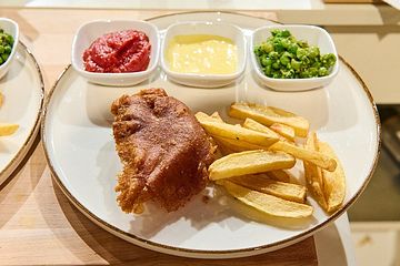 "Fish and Chips": Gebackener Kabeljau mit Pommes frites, Zitronen-Mayonnaise, Ketchup und Erbsenstampf