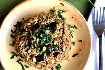Auberginen-Reis mit Dill und Pinienkernen