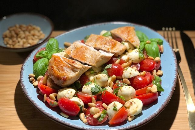 Tomaten-Mozzarella-Salat mit Pinienkernen und gebratenem Hähnchen von ...
