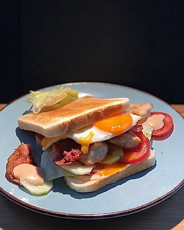 Gourmet-Sandwich mit Hähnchen, Bacon und Ei