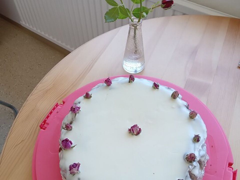 Schokotorte mit weißer Glasur und echten Rosen von agneszecha| Chefkoch