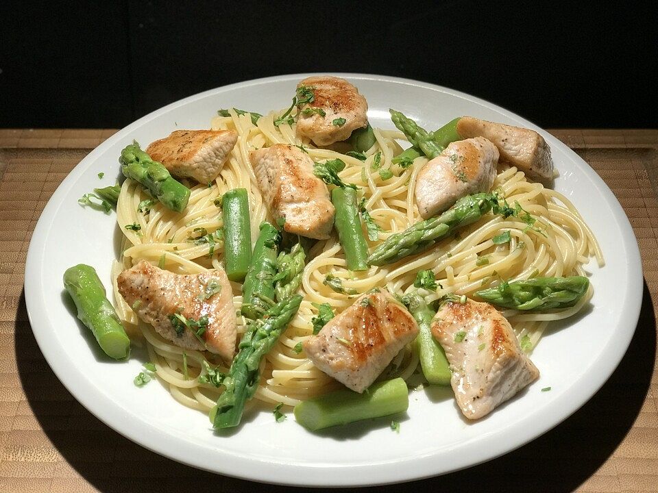 Spaghetti mit Putenbrust und grünem Spargel von SessM| Chefkoch