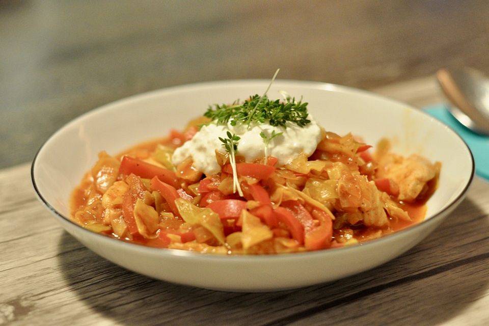 Hähnchengulasch mit Sauerkraut und Paprika