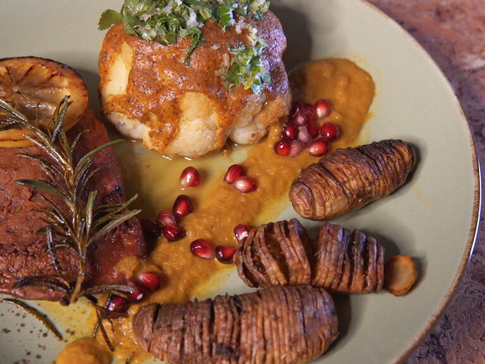 Seitan-Steaks mit überbackenem Zitronen-Kräuter-Blumenkohl und crunchy ...