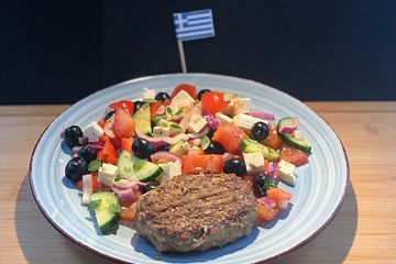 Griechischer Bauernsalat mit Bifteki