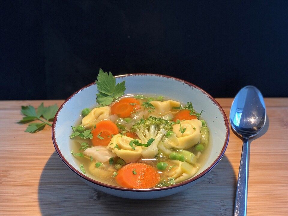 Suppe mit Gemüse und Tortellini von SessM| Chefkoch