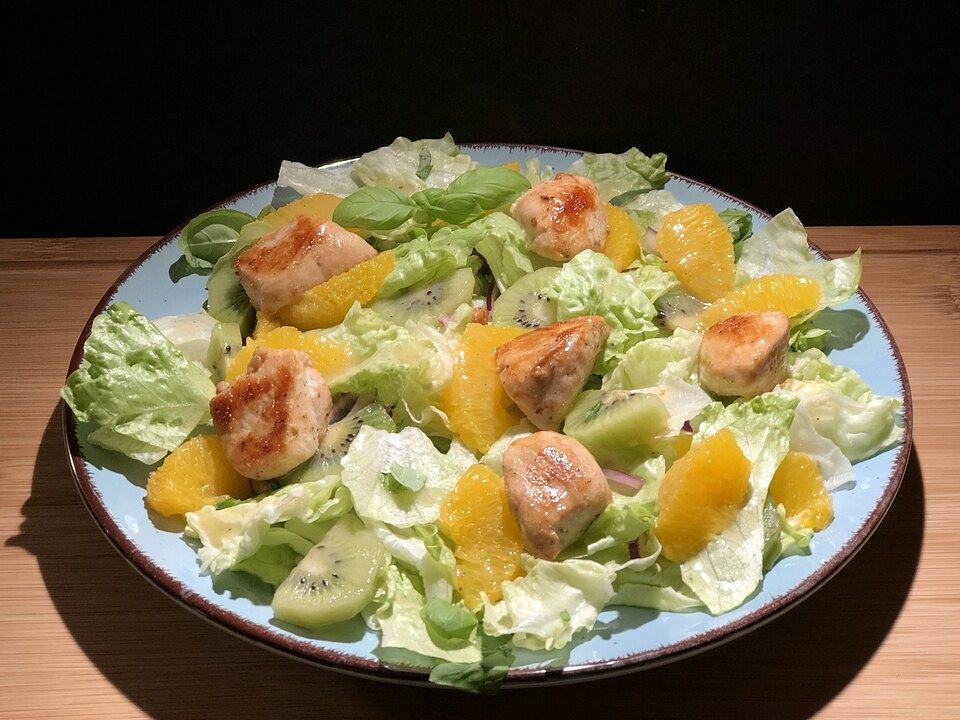 Sommersalat mit Orange, Kiwi und gebratenem Hähnchen von SessM| Chefkoch