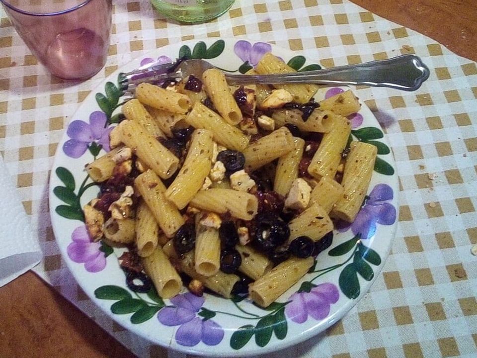 Pasta mit getrockneten Tomaten und schwarzen Oliven von cp57| Chefkoch