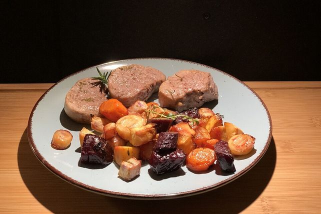 Schweinefilet und Wurzelgemüse aus dem Ofen von SessM| Chefkoch