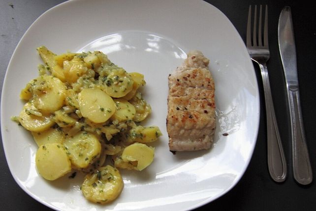 Gebratener Wels mit Zwiebel-Kartoffelsalat von dieterfreundt| Chefkoch