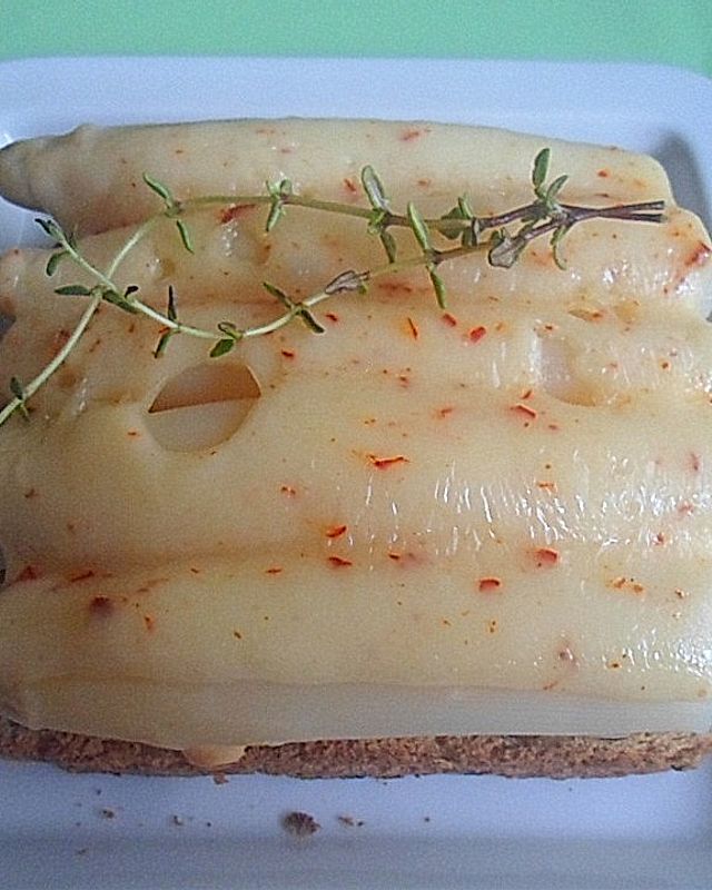 Toast mit Hackfleisch, Champignons und Spargel, mit Käse überbacken