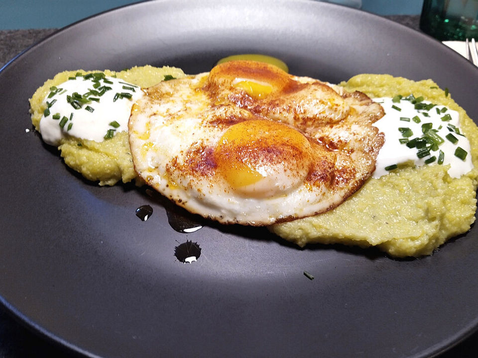 Polenta mit Blauschimmelkäse, Sauerrahm und Spiegelei von tauchsau ...