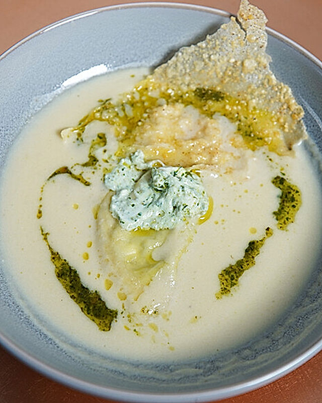 Parmesansüppchen mit Ricotta-Ravioli
