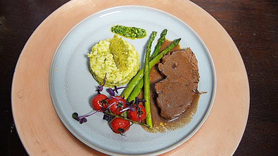 Balsamicobraten mit Bärlauchrisotto, Spargel und Ofentomaten von DasperfekteDinner