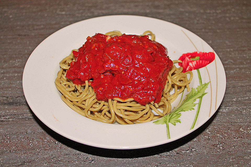 Nudeln mit Tomaten - Chili - Soße