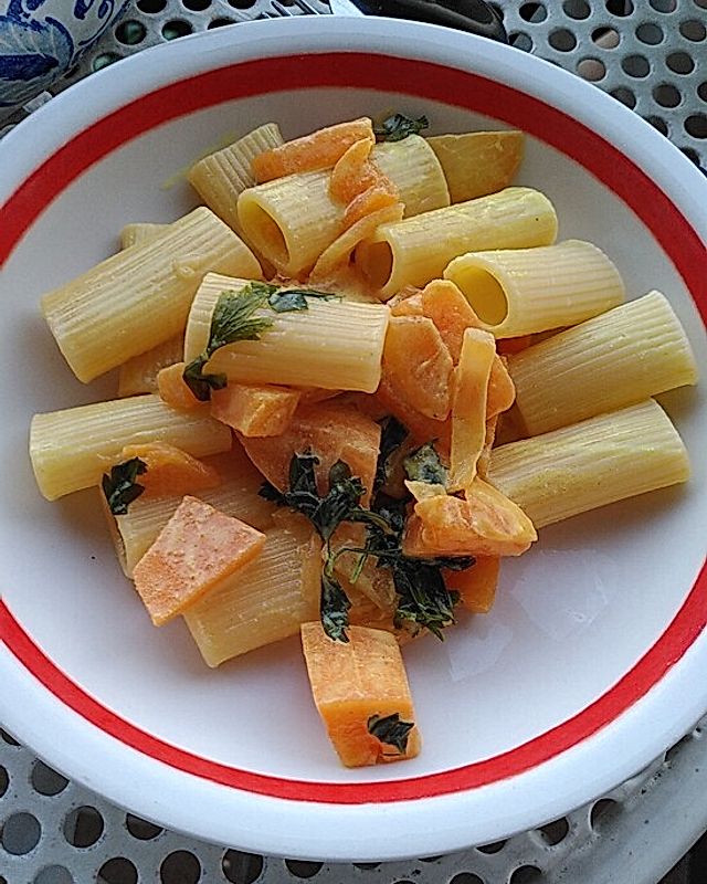 Pasta mit Gemüsezwiebeln, Melone und Aperol-Curry-Sahnesauce