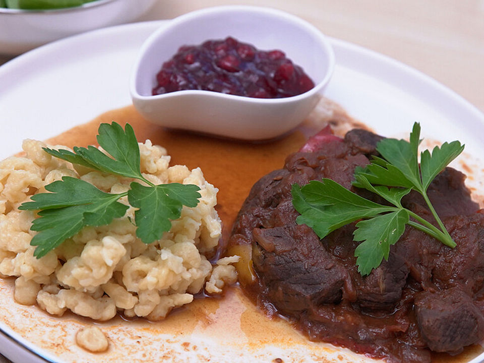 Rotweingulasch aus dem Dutch Oven, selbst gemachte Spätzle ...