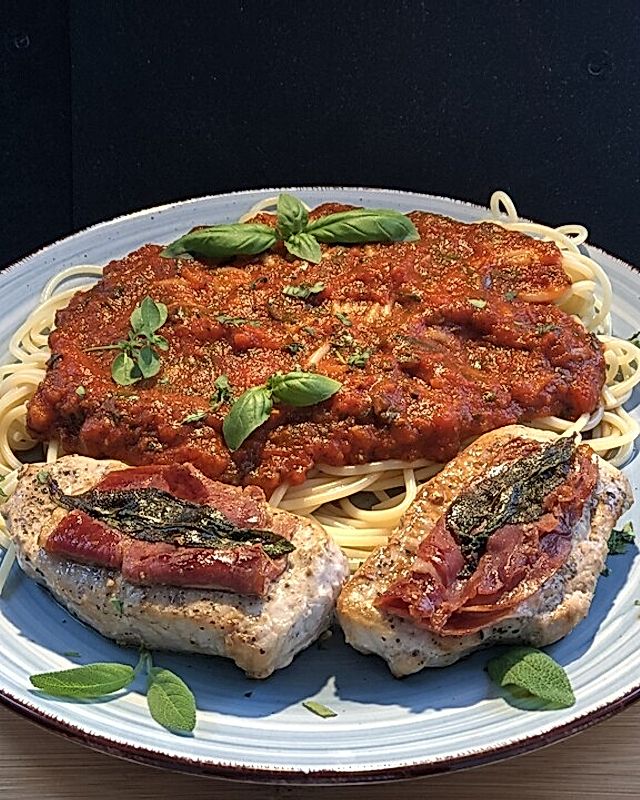 Spaghetti mit Tomatensauce und Schweinesteaks à la Saltimbocca