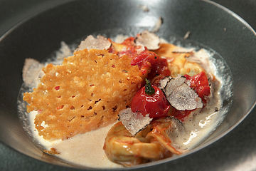 Tortelloni ricotta e spinaci fatte en casa, Sugo di pomodore, Spuma di Parmigiano