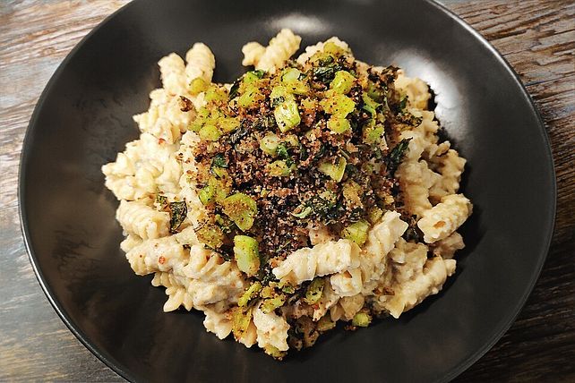 Pasta in Blumenkohl-Käsesauce mit knackig-würzigem Topping von ...