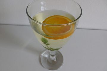 Aromatisiertes Wasser mit Orange und Minze