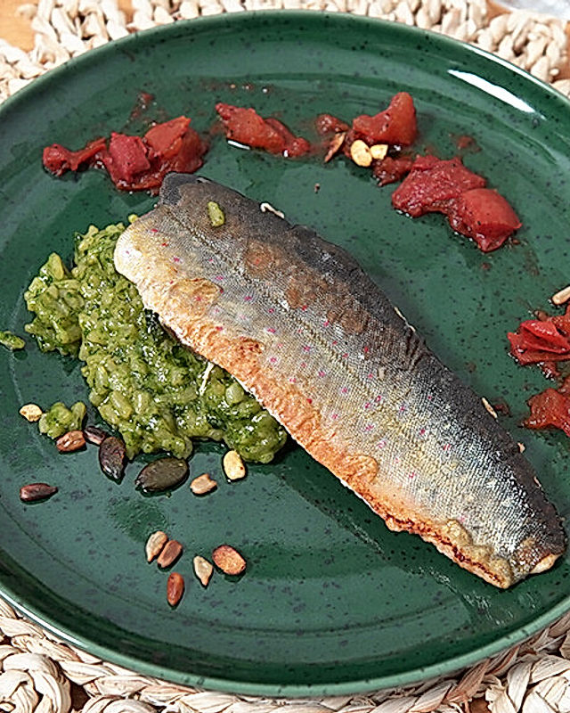 Fisch auf Grün – Saiblingsfilets auf Bärlauchrisotto mit einer Tomaten-Chili-Vinaigrette