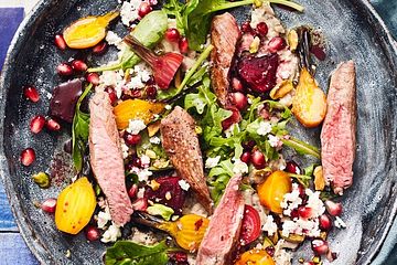 Auberginenpüree „Baba Ganoush“ mit Betensalat und Lammfilet