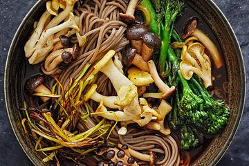 Shiitake-Miso-Nudeln mit Samthauben