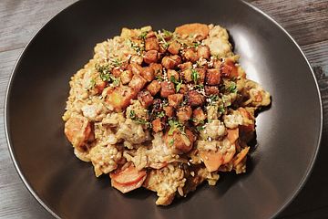 Veganer Blumenkohl-Reis-Topf mit Süßkartoffeln, Möhren und Knuspercroûtons