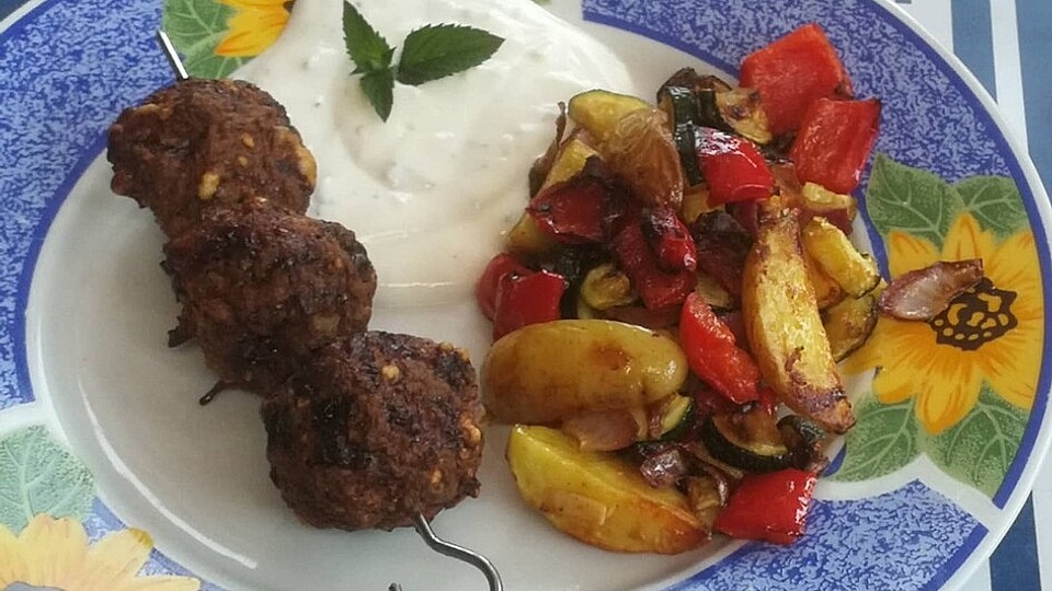 Gehacktes-Spieße mit Ofengemüse und einer Joghurt-Minz-Soße aus der ...