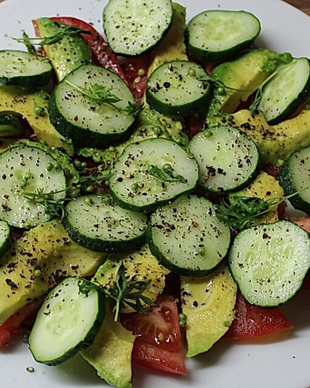 Avocado-Tomaten-Gurken-Salat mit Honig-Senfdressing