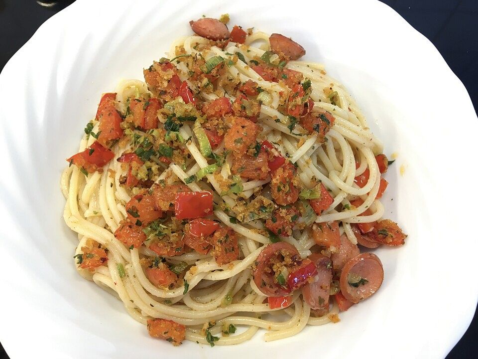 Knoblauchspaghetti mit Paprika-Würstchen-Knusper-Topping von Nilani ...