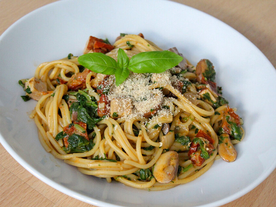 One Pot vegane Spaghetti mit Champignons, Spinat und Räuchertofu von ...