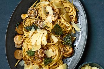 Spaghetti mit Pilzen und Salbei