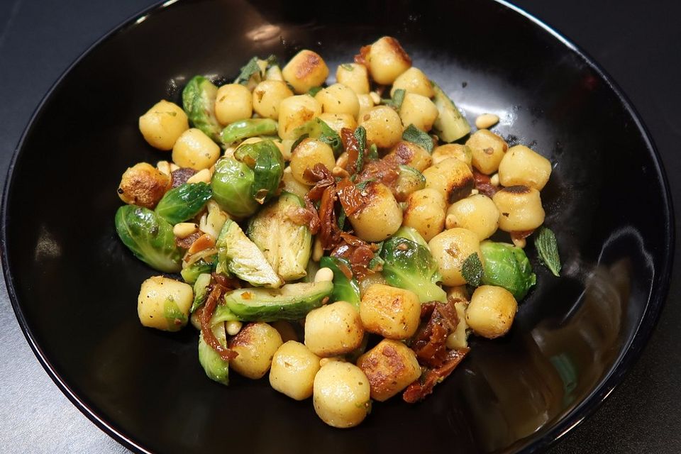 Gnocchi-Pfanne mit Rosenkohl