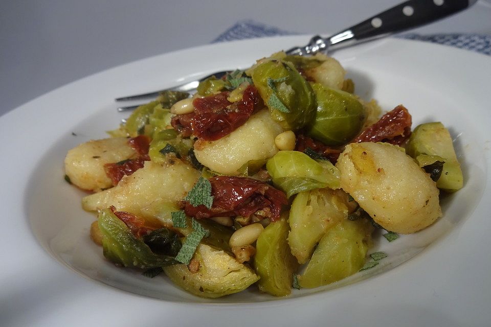 Gnocchi-Pfanne mit Rosenkohl