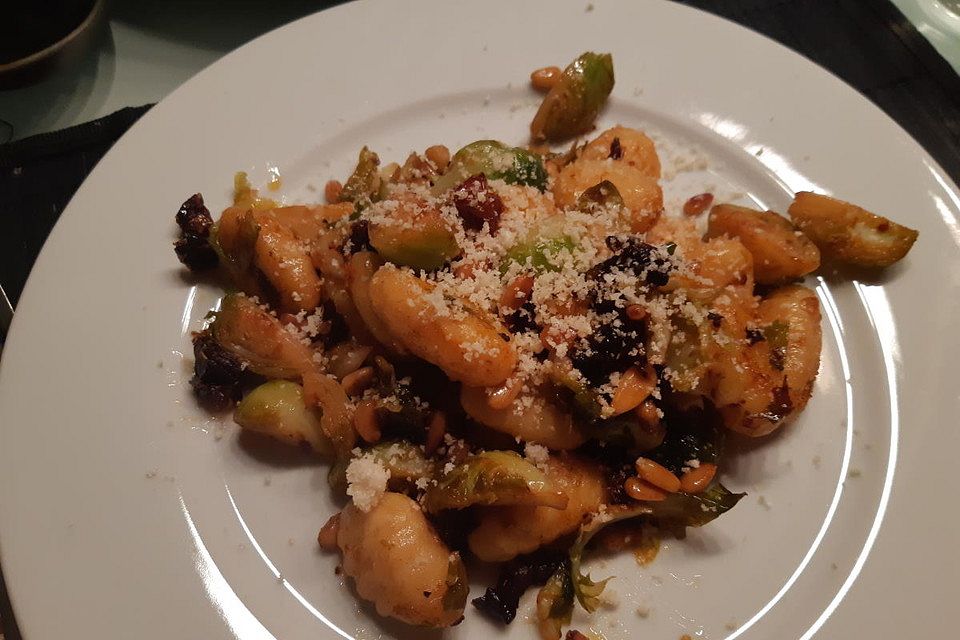 Gnocchi-Pfanne mit Rosenkohl