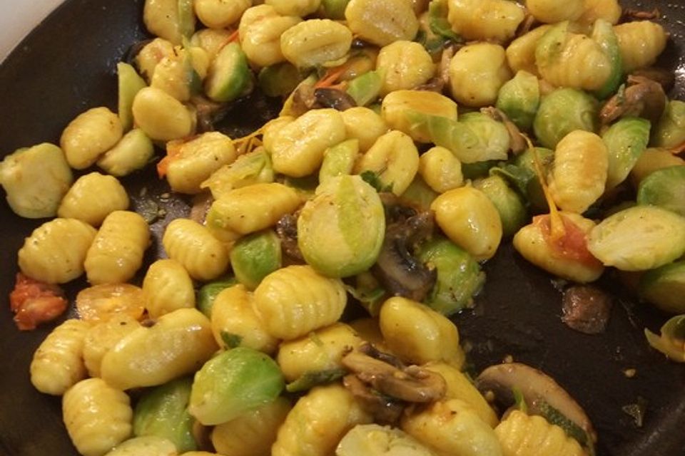 Gnocchi-Pfanne mit Rosenkohl