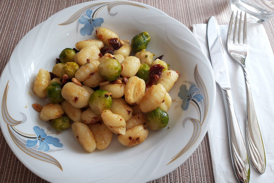 Gnocchi-Pfanne mit Rosenkohl