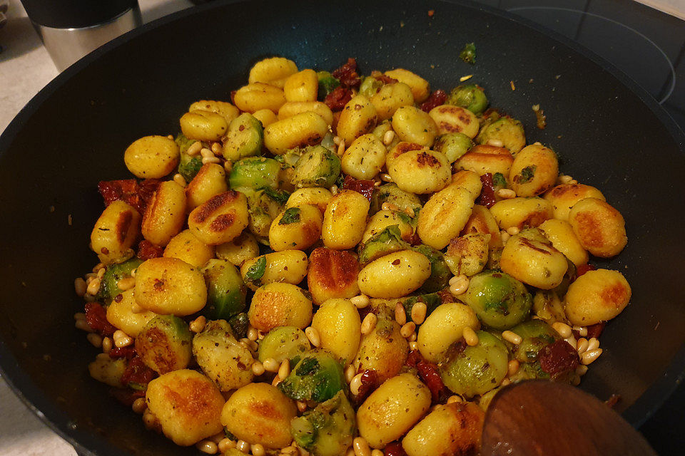 Gnocchi-Pfanne mit Rosenkohl