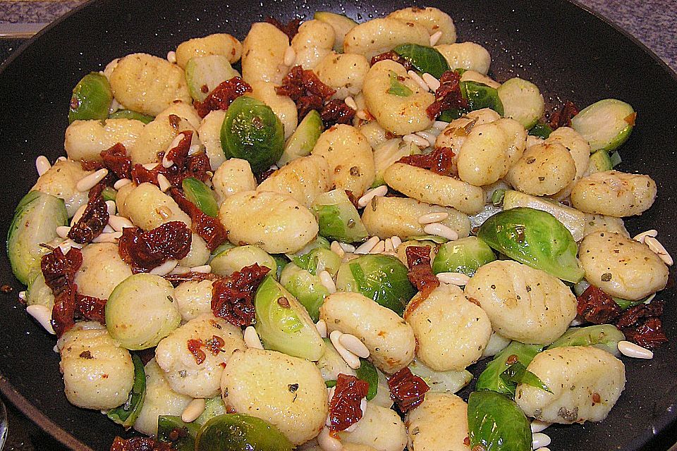 Gnocchi-Pfanne mit Rosenkohl