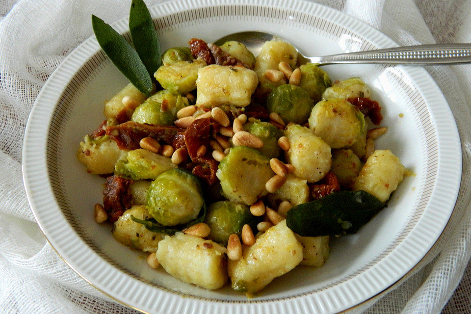 Gnocchi-Pfanne mit Rosenkohl