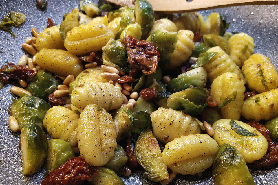 Gnocchi-Pfanne mit Rosenkohl