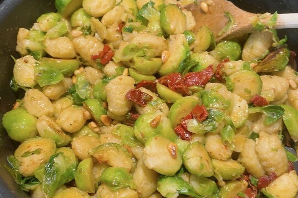 Gnocchi-Pfanne mit Rosenkohl