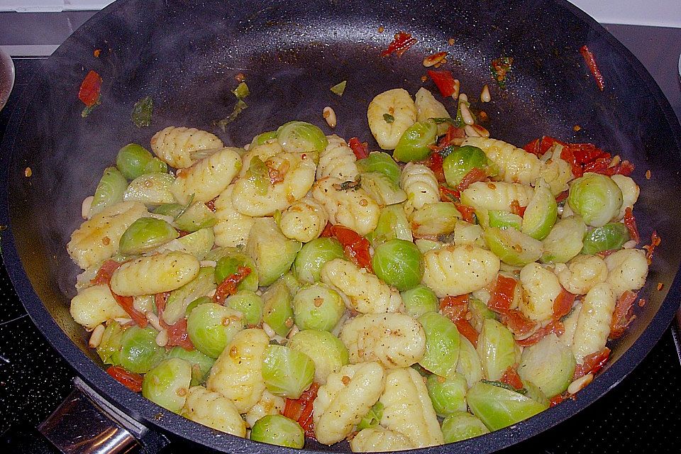 Gnocchi-Pfanne mit Rosenkohl