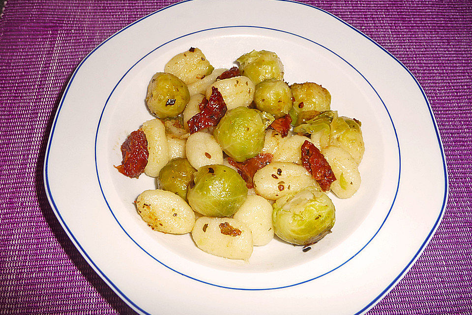 Gnocchi-Pfanne mit Rosenkohl