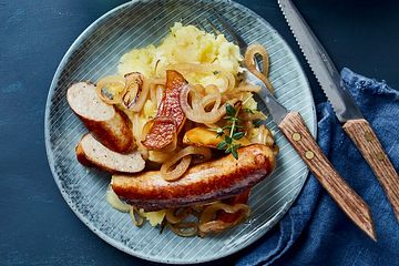 Kartoffelpüree mit Schmelz-Zwiebeln, Apfel und Wurst