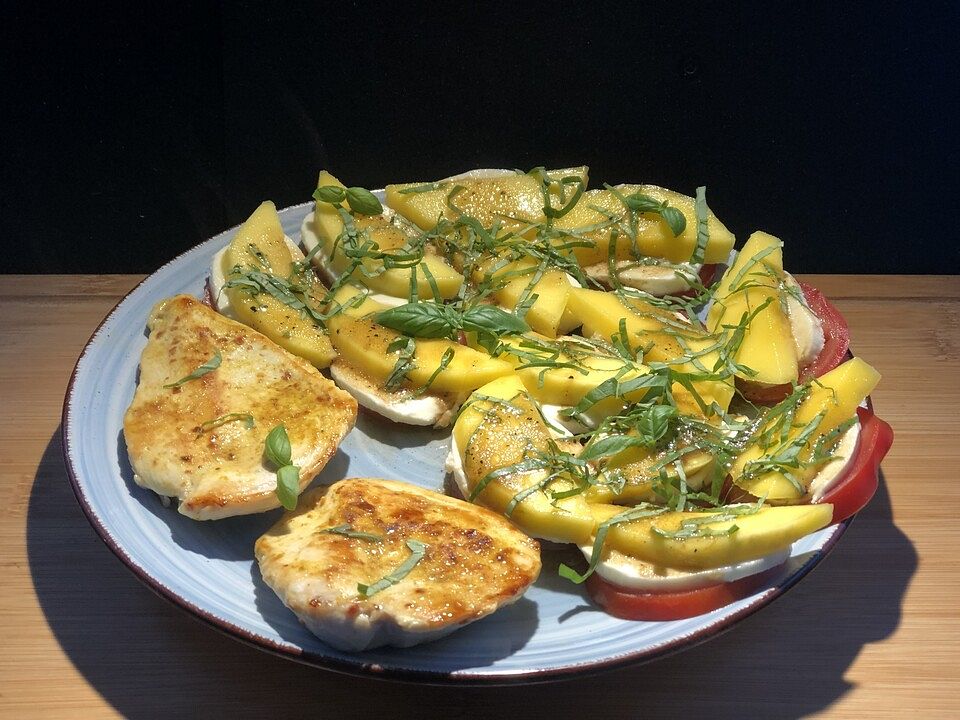 Mango-Mozzarella-Tomatensalat mit Curry-Hähnchen-Schnitzel von SessM ...