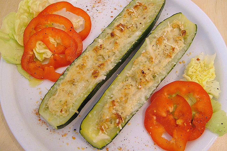 Zucchini mit Avocado - Pinienkern - Füllung