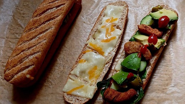 Veggi-Sandwich mit geschmolzenem Käse von Emislikelive
